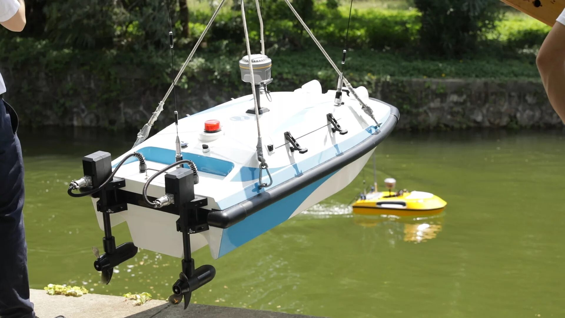 Турецкий беспилотный катер ulaq. Катера беспилотники. Робот лодка. Беспилотный катер "кибербоат-330". Беспилотный катер sl40.