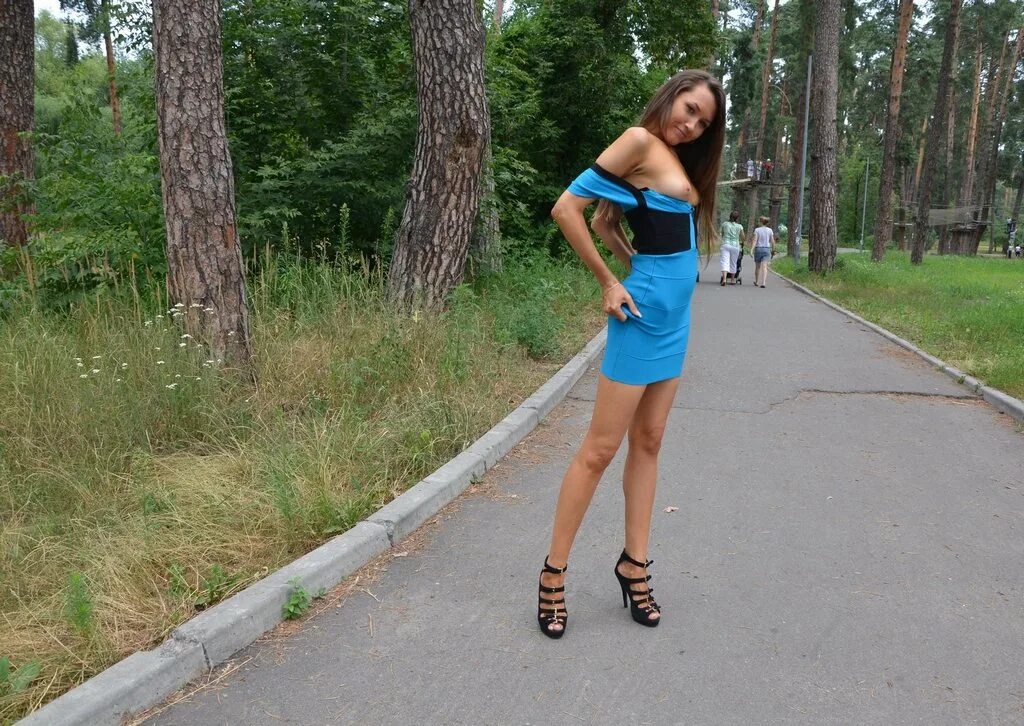 австралийские девушки на улицах. джули стокинг. девочка на скамейке. женщины в юбках на улице. фото девушки любительские.