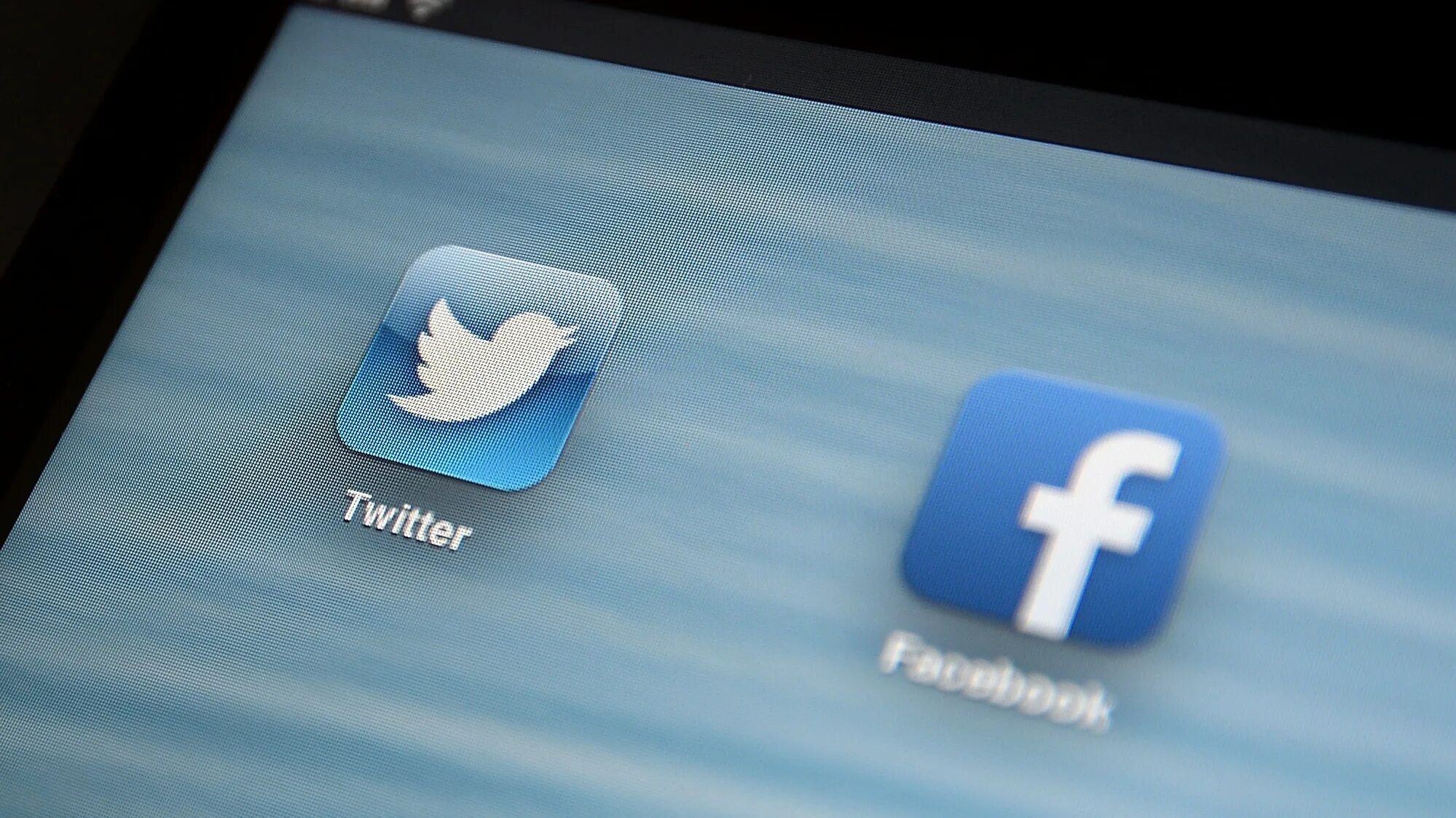 Facebook и twitter. Facebook twitter. фейсбук и твиттер. картинка tweeter facebook. твиттер и фейсбук любовь.