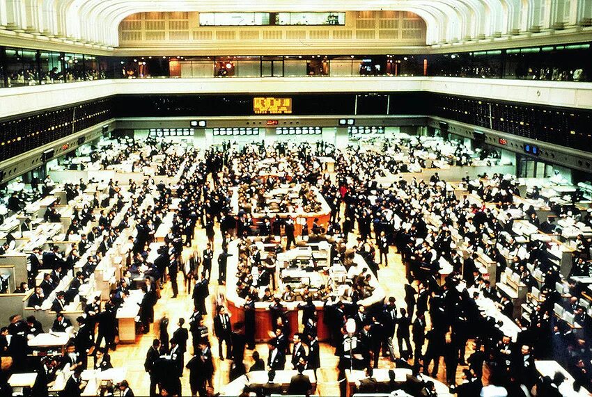 Токийская биржа. Токийская фондовая биржа. Зал фондовая биржа. Торговый зал биржи. Залы фондовой биржи.