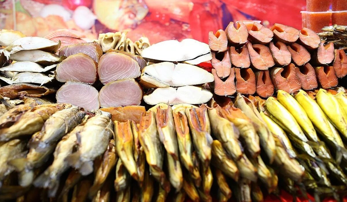 Клешня краба l5. Камчатке оптом. Копченая рыба в магазине. Конечности камчатского краба л4. Юкола нерки.