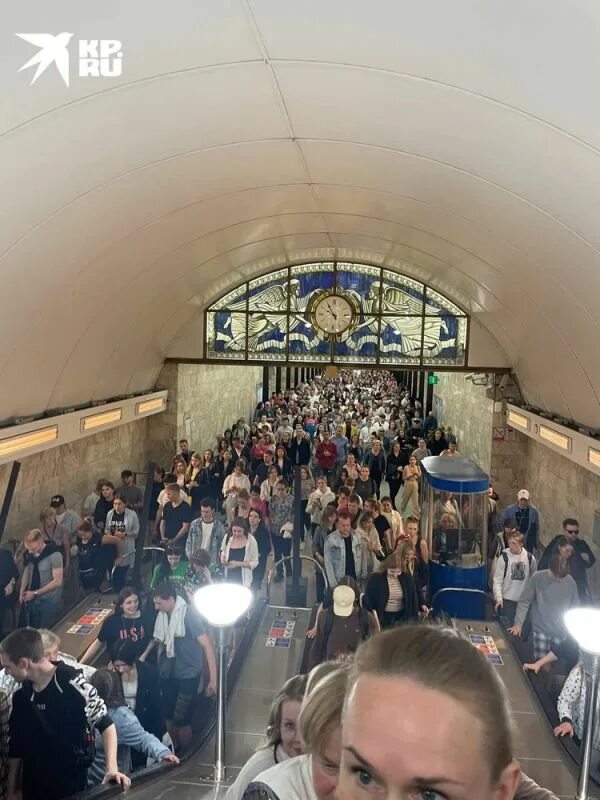 Метро в санкт петербурге закрыли сегодня. Выпускают ли из метро после закрытия спб.