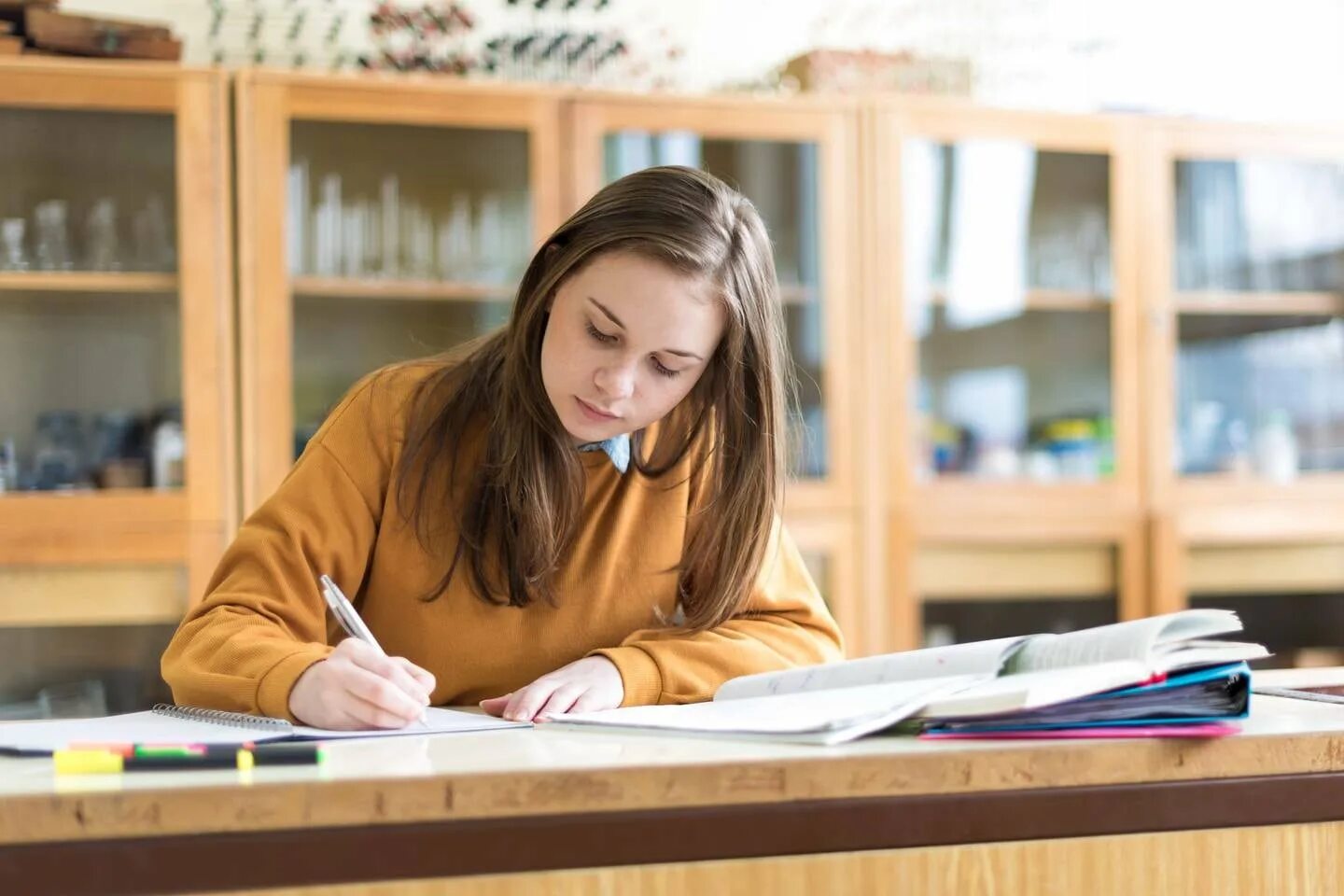 She a college student. Девушка учит. Девушка научат. Поступление в зарубежный вуз. Студентка учит.