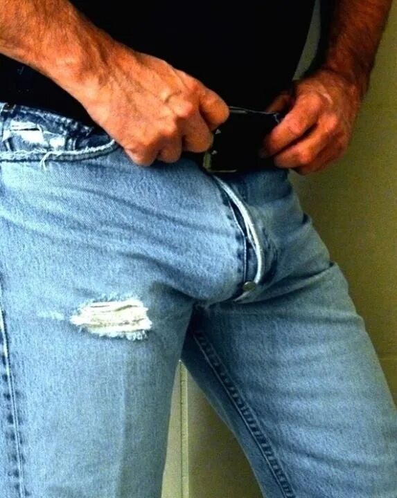 Cock jeans. Через джинсы. Выпирает из джинс у мужчин. Парни в джинсах с бугорками.