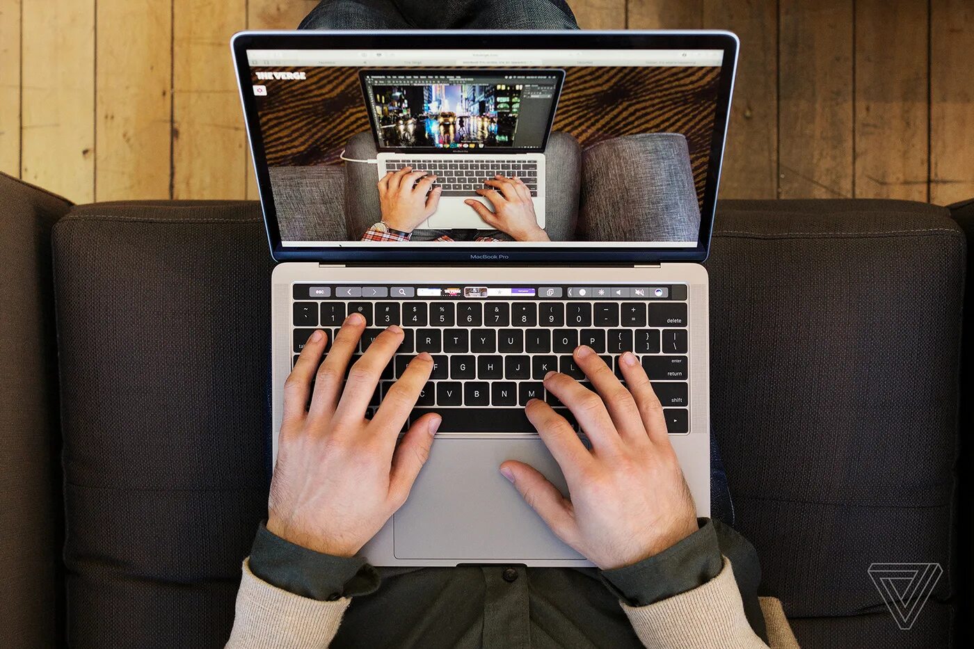 Человек с ноутбуком. Женщина работодатель. Человек за компьютером. Московские девушки на улицах. Человек с макбуком.