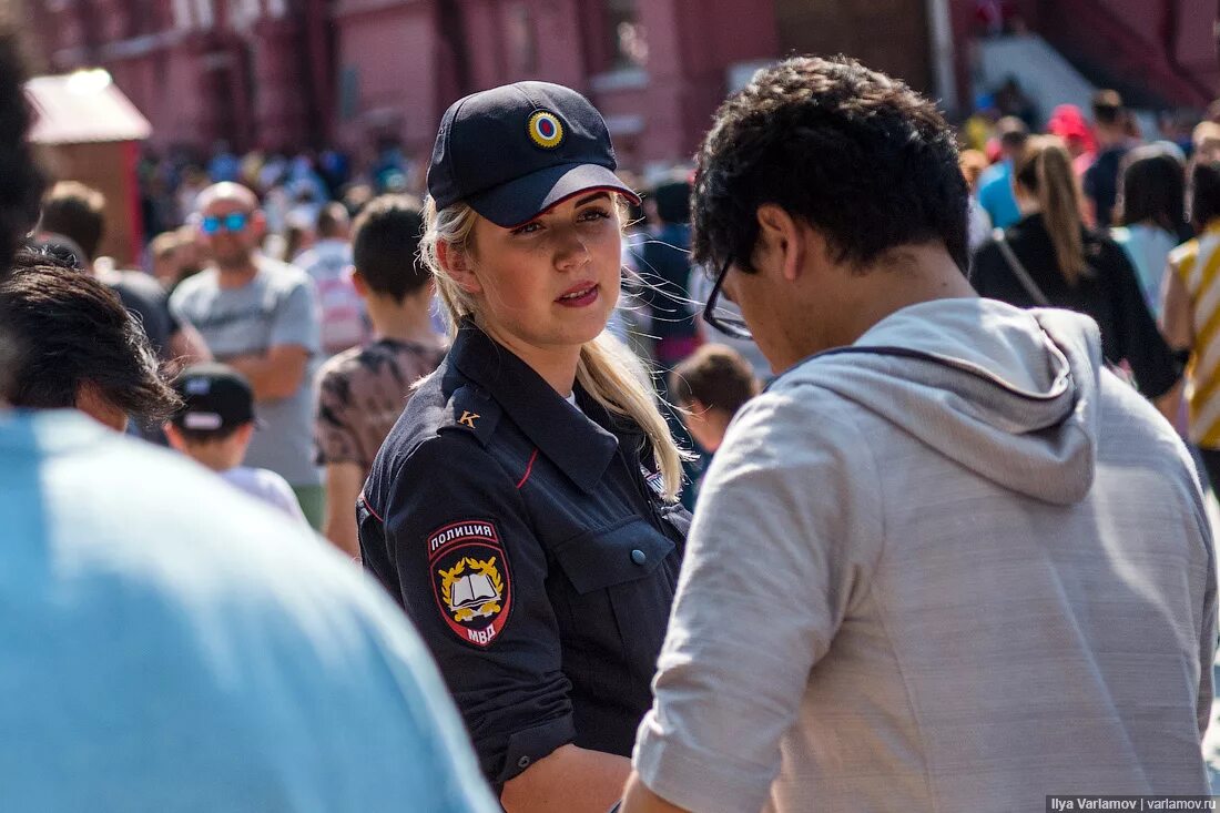 Девушки полицейские патрулируют. Русские девушки полицейские. Патруль полиции. Полицейский патруль девушки. Полиция стадион