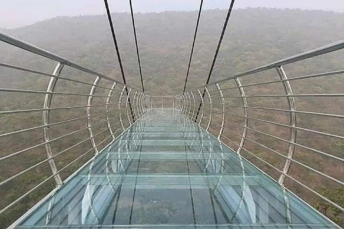 Стеклянный мост в Абхазии. Пицунда стеклянный мост. Стеклянный мост Бэйдайхэ. Стеклянный мост в Дербенте. Игра в кальмара стеклянный мост