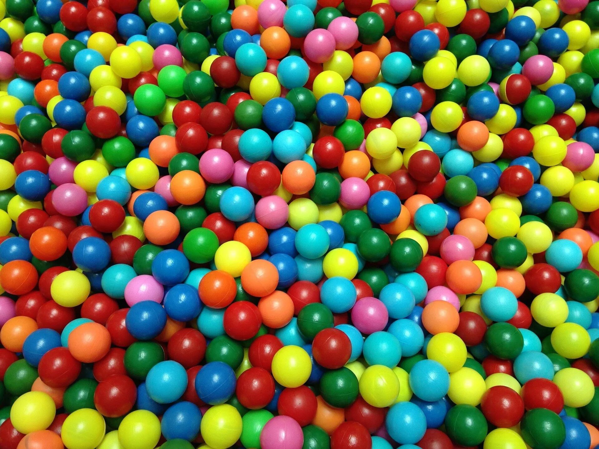 Текстура шаров. Цветные шары. Яркие шарики. Разноцветные шарики в бассейне. Бассейн с цветными шариками.