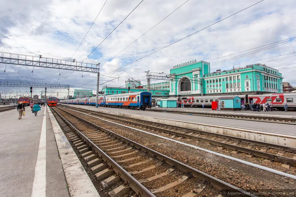 Вокзал Новосибирск главный. Платформа вокзала Новосибирск главный. ЖД вокзал Новосибирск платформы. Ж Д вокзал Новосибирск главный.