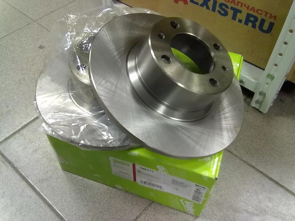 Peugeot 308 задние тормозные диски. Задний тормозной диск пежо 308 sw. Задние тормозхныелиски на пежо 308. Задние тормозные диски пежо 308. Тормозные диски пежо 308.