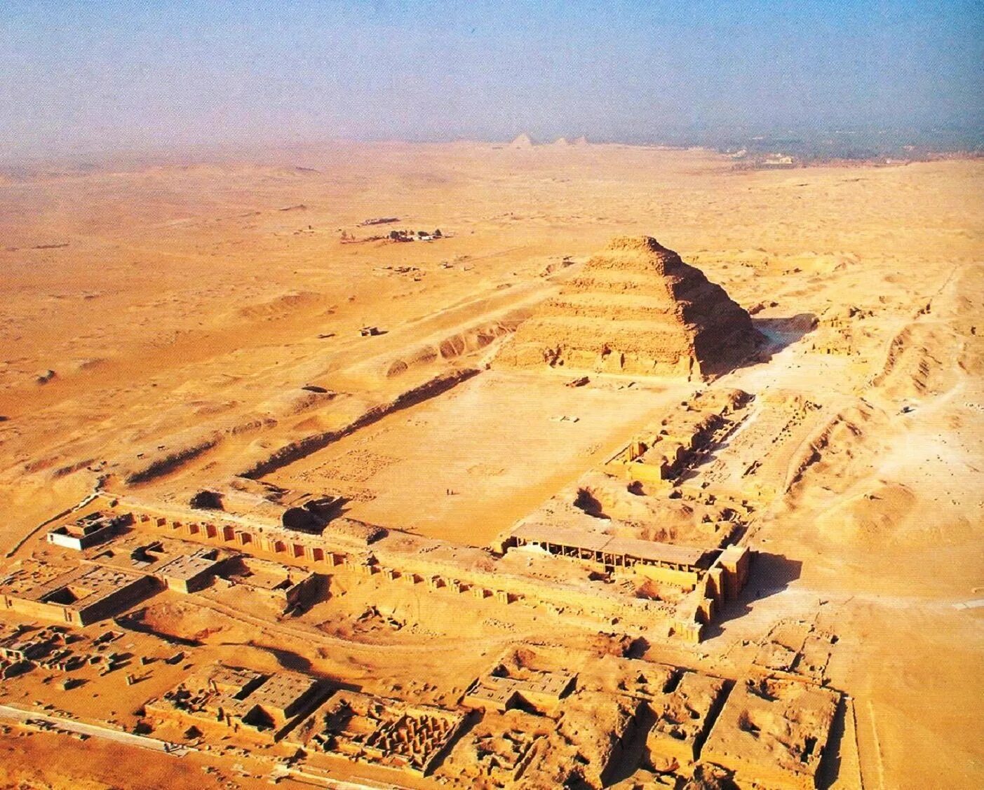 Пирамида Джосера древний Египет. Комплекс пирамиды Джосера в Саккаре. Погребальный комплекс Джосера в Саккаре. Древний Египет в древнее царство пирамида Джосера. Древнее царство время