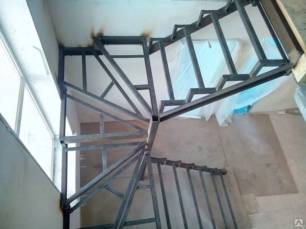 Поворотная лестница из металла. Лестница метал каркас с забежными ступенями. Лестница п-образная с забежными ступенями на металлическом каркасе. Лестница на монокосоуре 180 градусов. Лестница на косоуре с забежными ступенями на 180 градусов из металла.