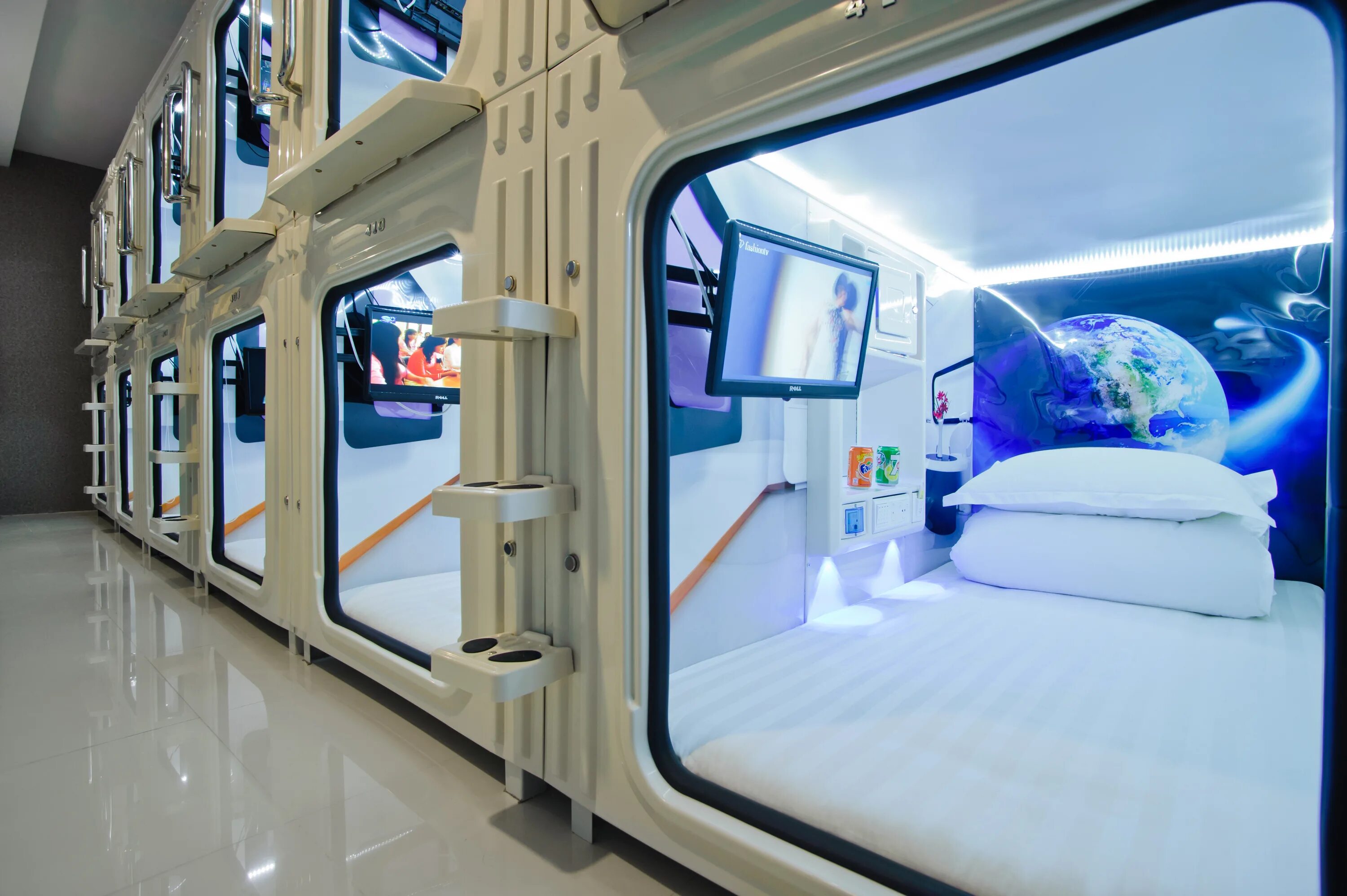 Капсулы для капсульных. Капсульные отели в японии. капсульный отель (capsule hotel), гаага. отели капсулы в японии. капсульный хостел япония.
