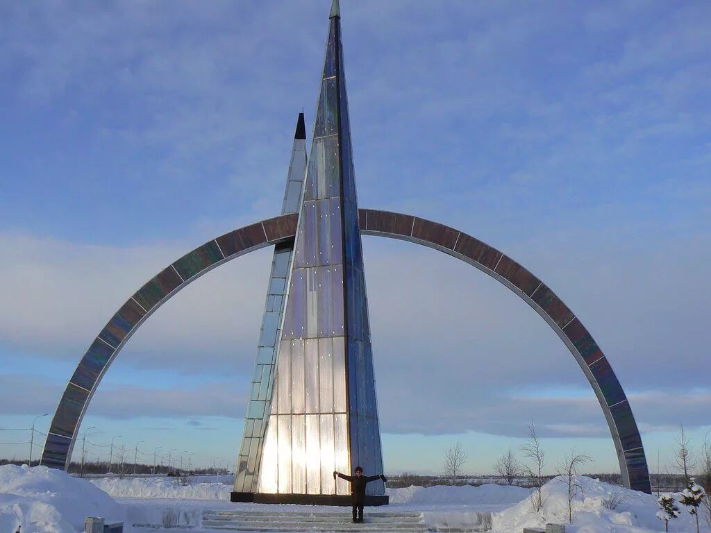 Город расположенный на северном полярном круге. Памятник Полярный круг новый Уренгой. Монумент Полярный круг Салехард.