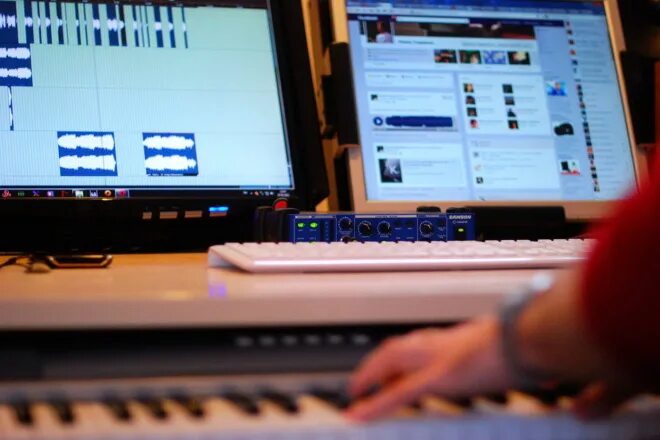 Создание аранжировки. Музыкальная студия. Компьютерная аранжировка. Создание аранжировки. Красивая студия звукозаписи.