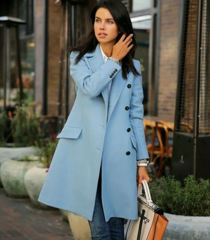 Какое пальто купить на весну. Голубое пальто. Девушка в пальто. Современные пальто для девушек. Двубортное пальто женское.