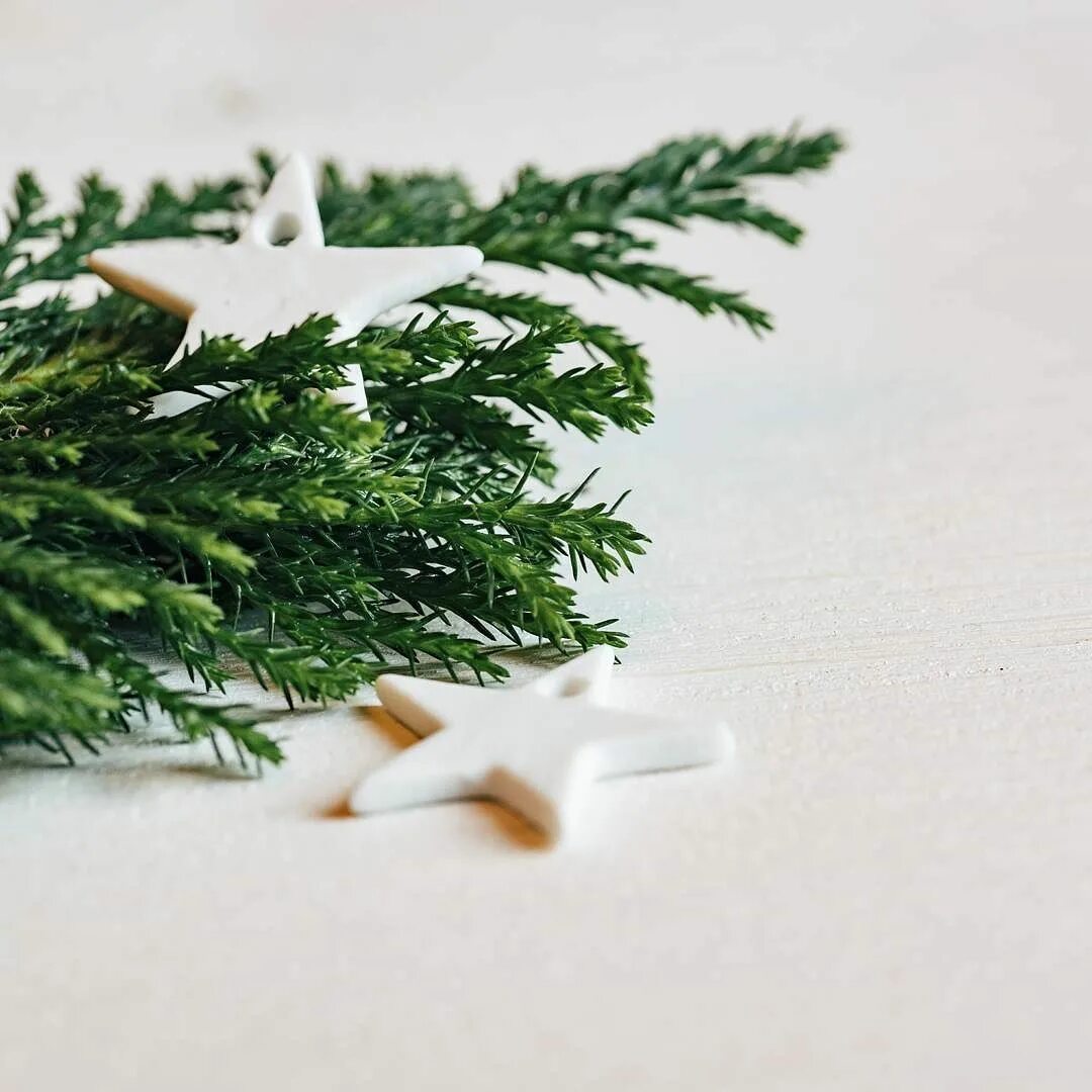 Зимние украшения на стену. Новогоднее фото минимализм. С рождеством минимализм. Новогоднее фото минимализм. Еловая ветка с подарками.