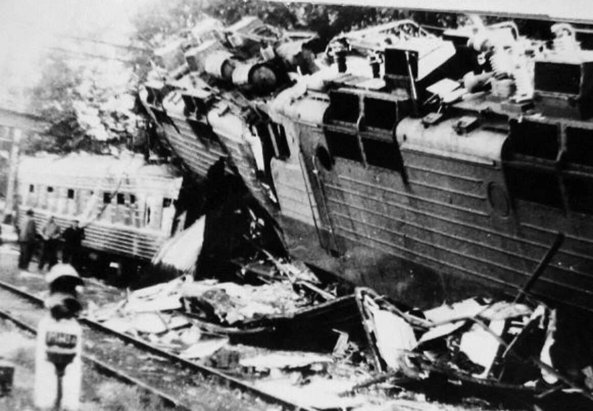 Катастрофа на станции каменская 1987. Крушение поезда на станции каменская 1987. 1987 год события. 1987 год что произошло. Конец 80-х в ссср.