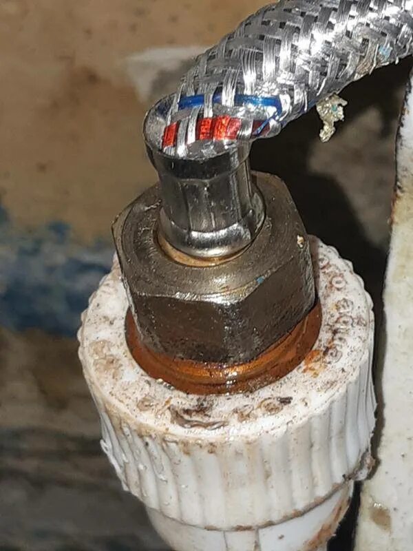 Шланги на кран в раковине. Ключ для откручивания шлангов от смесителя. Ключ для снятия подводки для смесителя grohe. Как открутить гибкий шланг. Как открутить гибкий шланг.