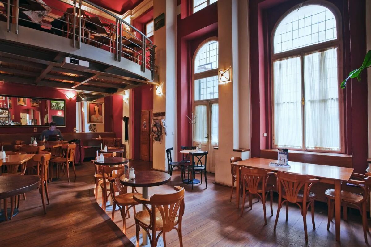 Ночной монмартр париж. Cafe picture. Маленькое уютное кафе. Убтная кофейн. Интерьеры кафе и ресторанов.