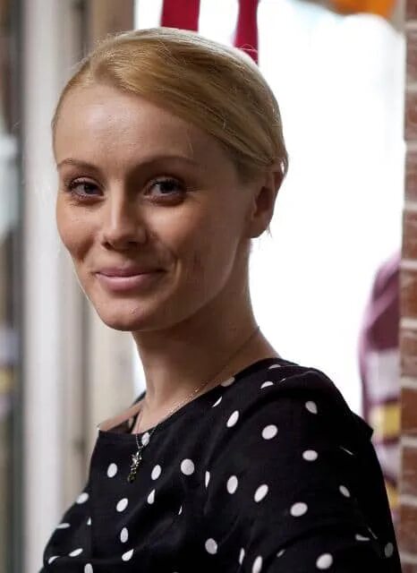 Анастасия савосина 2021. Девушка в приличную семью. Акушерка сериал анастасия савосина. Анна савосина актриса. Юлия майборода и дмитрий пчела.