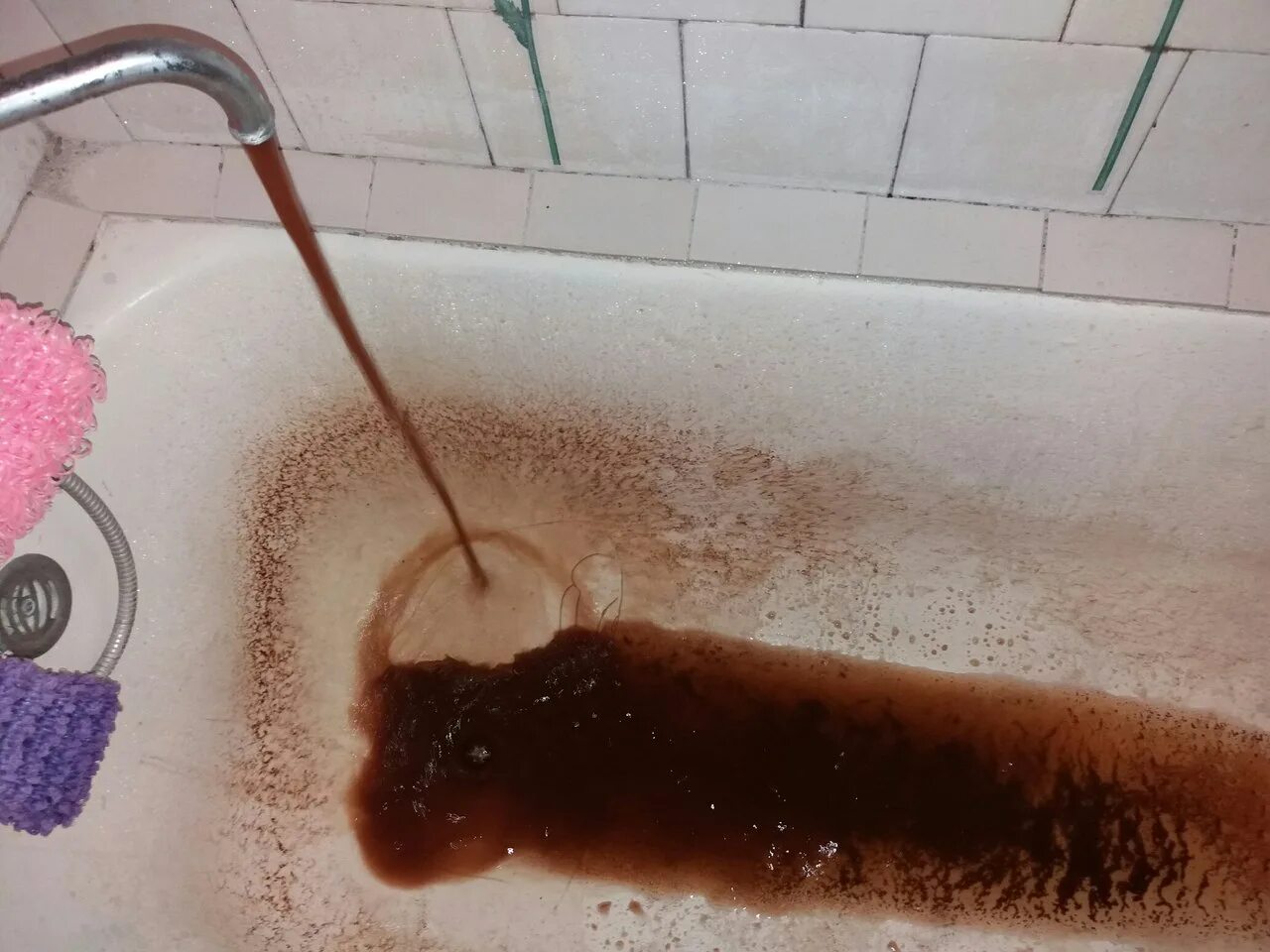 Хлорка из под крана. Грязный води из подкран. вода из под крана для детей. вкус воды из под крана. сильнощелочная вода из под крана.