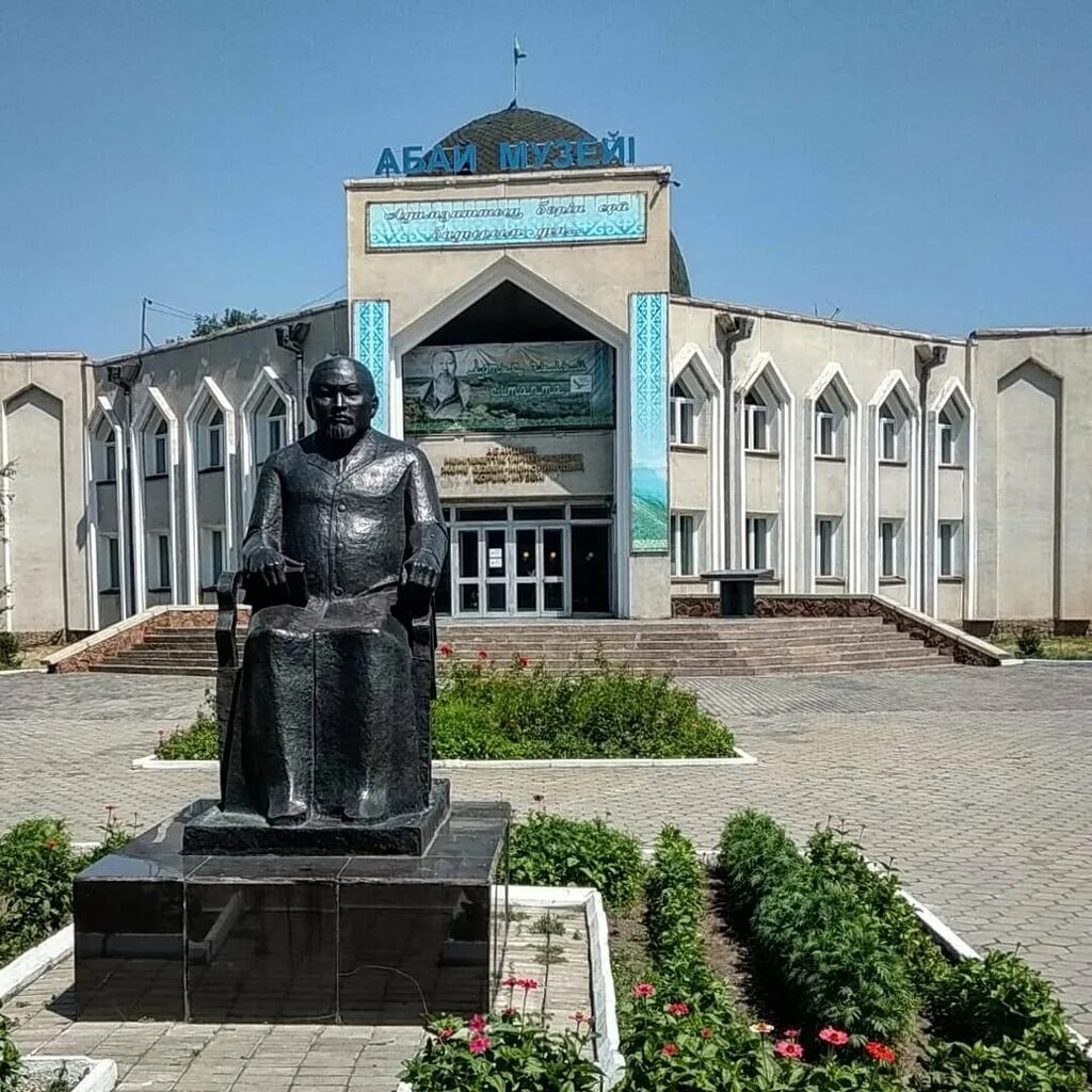 Находиться в семее. Музей абая в городе семей. казахстан семипалатинск абай музей. музей абая кунанбаева. памятник абая в семее.