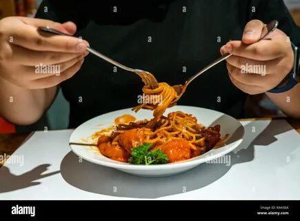 Какой рукой едят ложкой