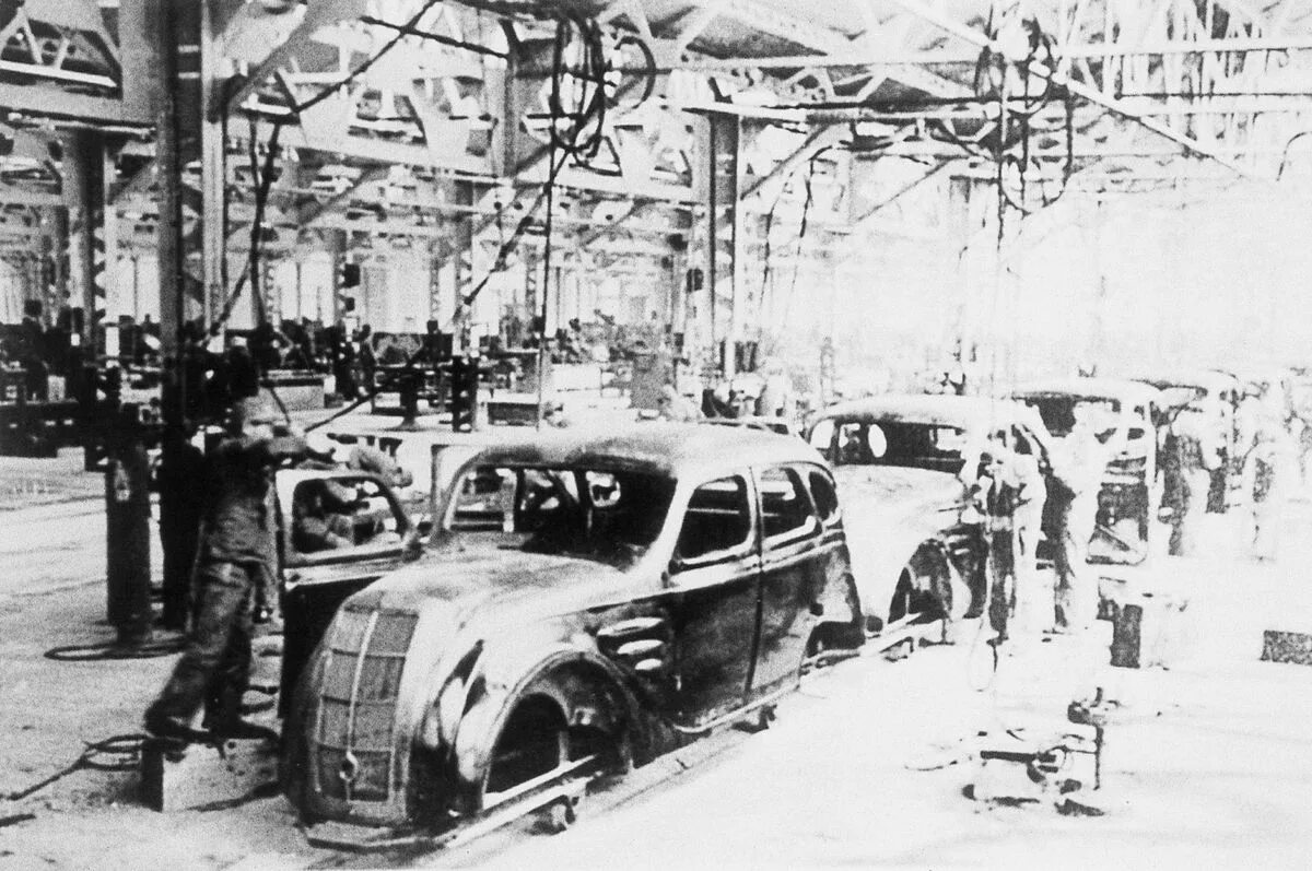 Легковушка первых пятилеток. Toyota Motor co 1937 завод. Заводы Японии 20 века. Автомобильные заводы Японии после 2 мировой войны. Toyota Motor Corporation завод.