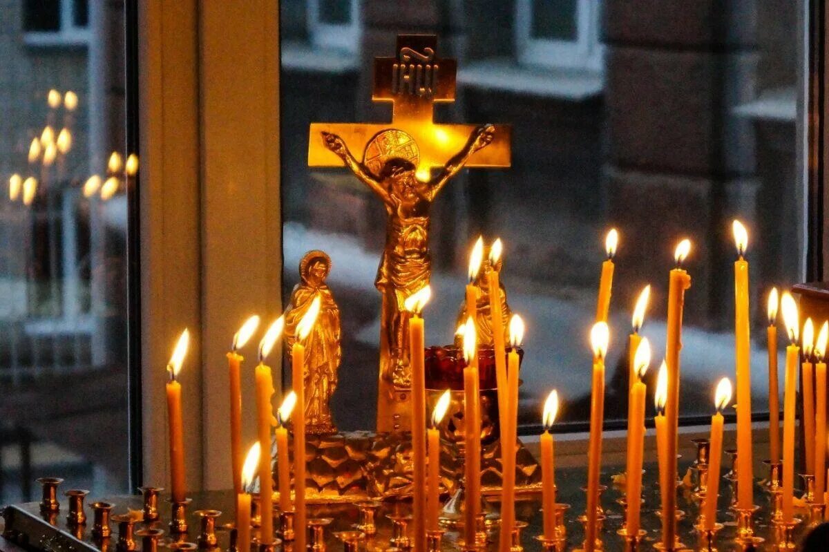 Свечка за здравие. Мальчик в храме зажигает свечи. Поминовение в храме. Свечи в храме. Поставить свечку за успех.