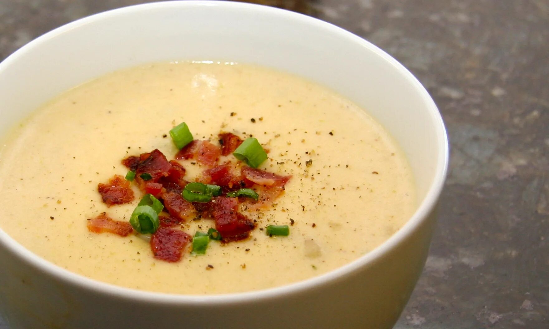 Суп пюре с беконом. Крем суп из белых грибов беконом. Красиво сфотографированный суп. Картофельный крем суп картинки. Viritte суп.