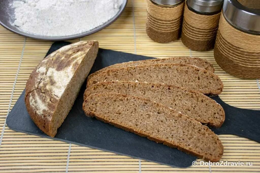 Подовой домашний хлеб. Ржано-пшеничный хлеб. Хлеб ржано-пшеничный подовый. Хлеб пшеничный бездрожжевой. Ржано-пшеничный хлеб на закваске.