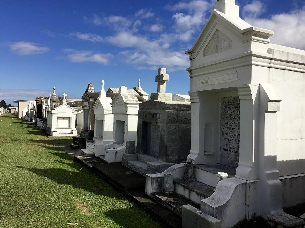 Загадочный район. Новый Орлеан кладбище сен-Луи. Нью Орлеан кладбище. Кладбище Метейри новый Орлеан. Кладбище сент Луис в новом Орлеане.