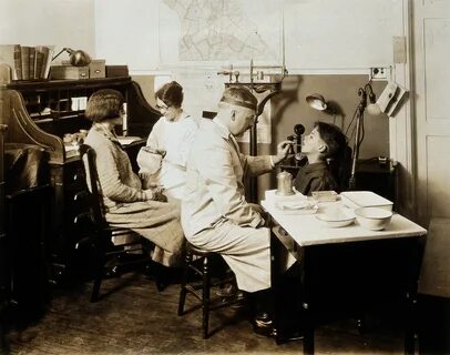 File:A Pennsylvania State tuberculosis clinic; a male doctor is Wellcome V003106