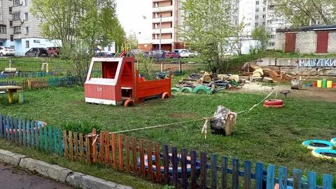 Собаки на территории детского сада
