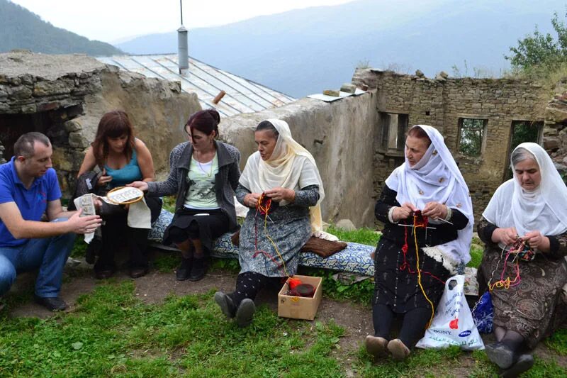 Сколько живут в дагестане. Кубачи Кавказ село. Даргинцы Кубачи. Деревня Кубачи Дагестан. Аул Кубачи в Дагестане.