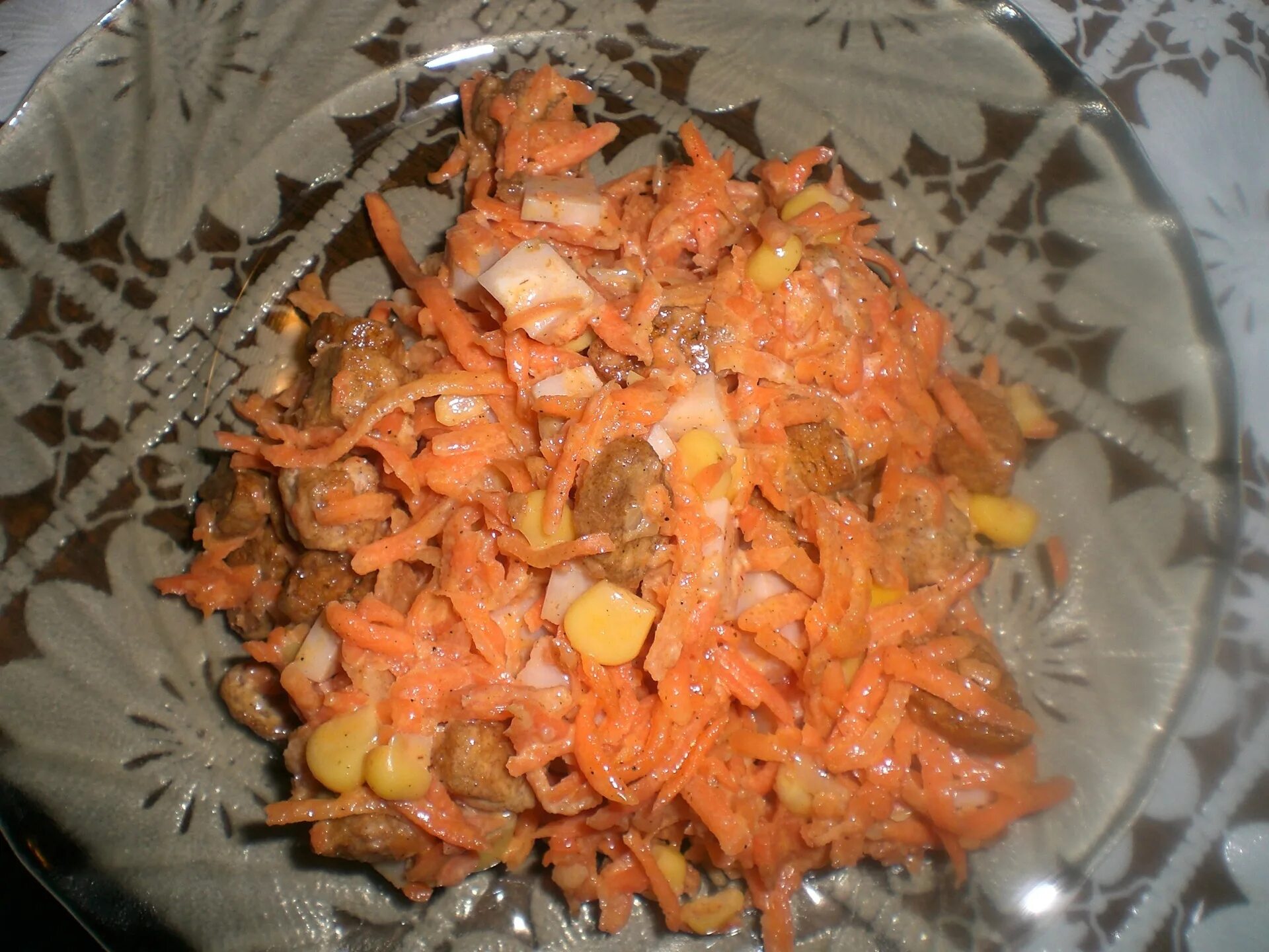 Салат с сухариками и корейской морковкой. Салаты из молнии ассортимент рецептов. Салат с морковью по-корейски и кукурузой и сухариками. Салат радуга кукуруза кириешки. Салат с сухариками и морковкой по-корейски.