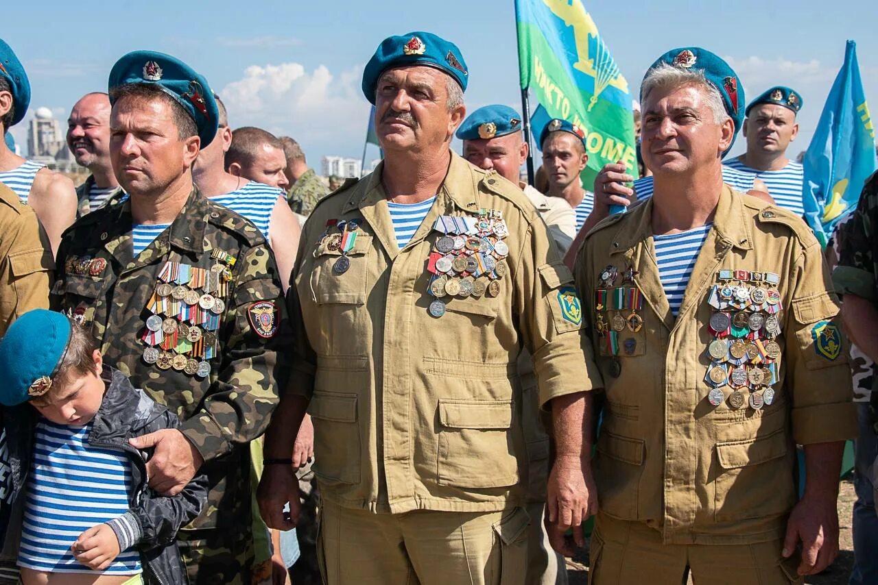 За десантников пехоту. День ВДВ (день воздушно-десантных войск РФ). ВДВ Севастополь. Ветераны десантники. Ветераны ВДВ.