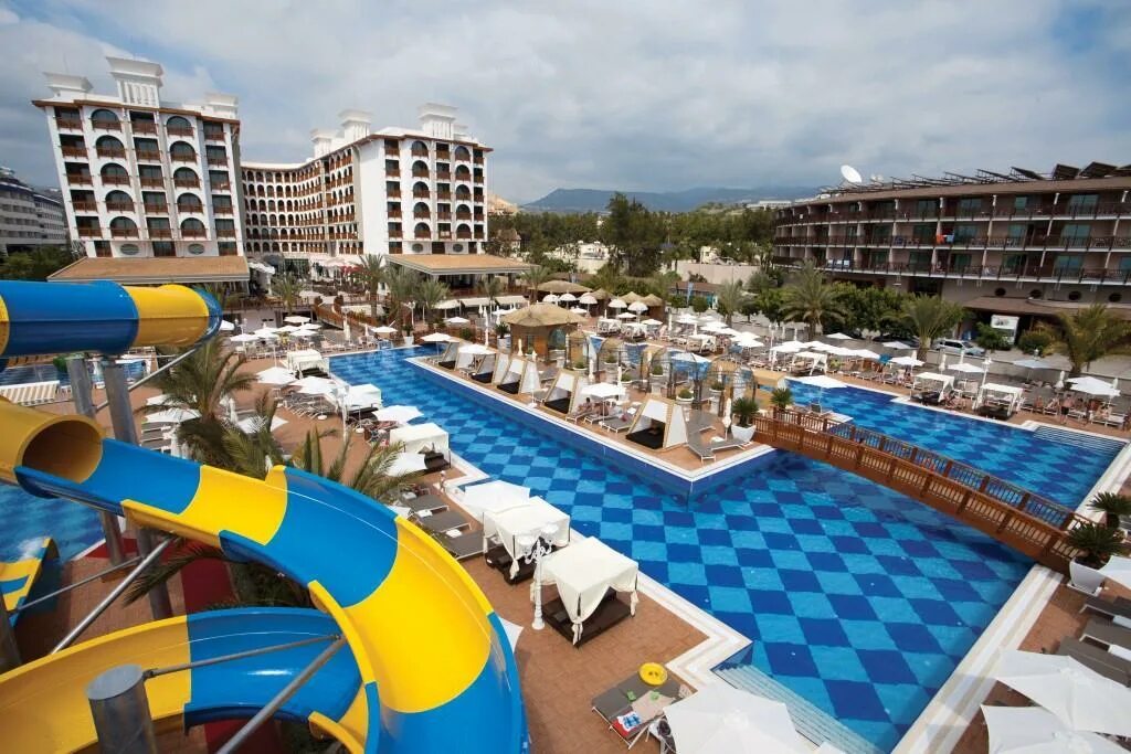 Отели турции quattro beach. Отель кватро бич алания турция. quattro beach resort spa 5 турция алания. кватро бич турция 5 звезд. турция отель в алания кватро.