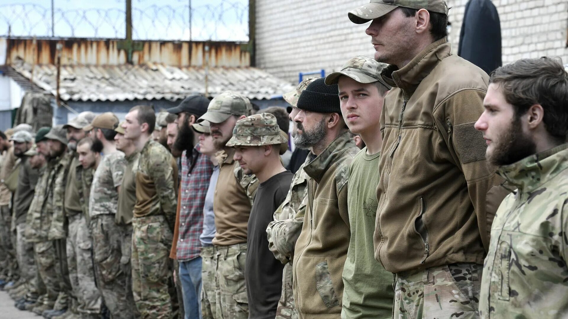 Солдат чвк вагнер. Русский и украинский пленный. Пленные азовцы в мариуполе 2022. Русский и украинский пленный. Пленные украинские солдаты 2022.