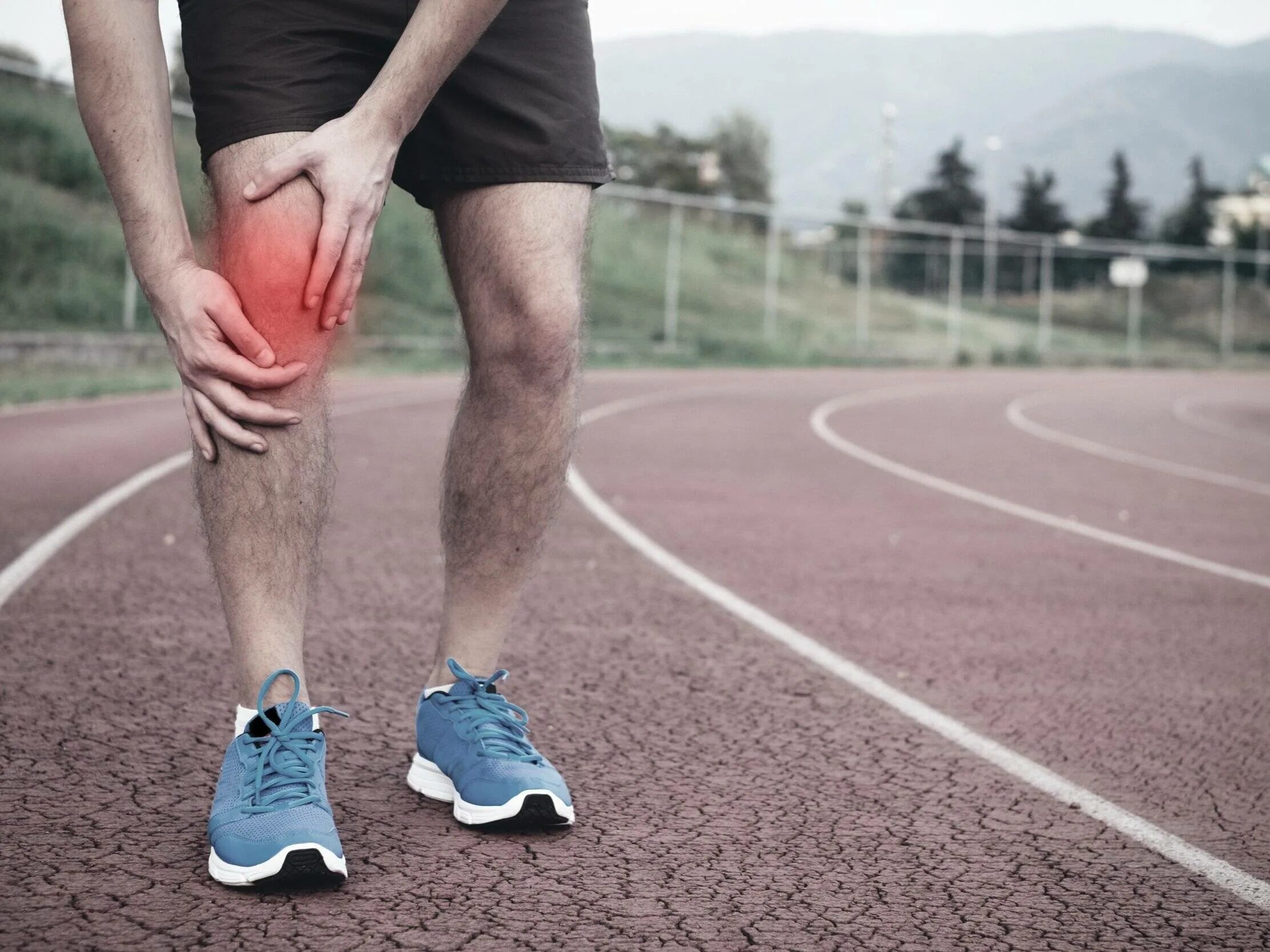 После бега болят колени что делать. Спортивные травмы. Травмы в беге. Колено бегуна.