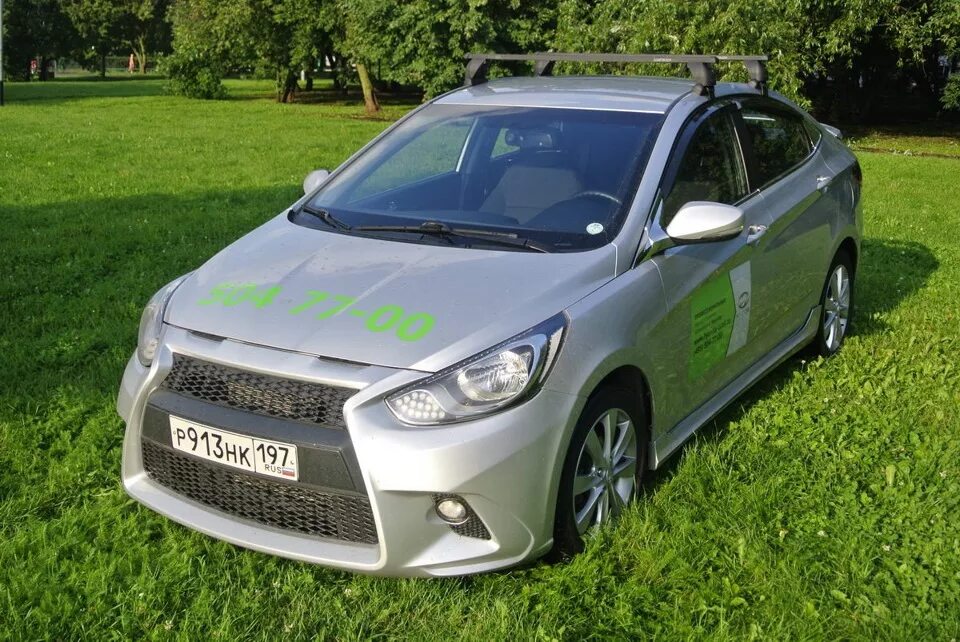 Солярис стайл. Антихром солярис 2 синий. Solaris 2017 антихром. Хендай солярис лексус стайл. Бампер lexus style на hyundai solaris.