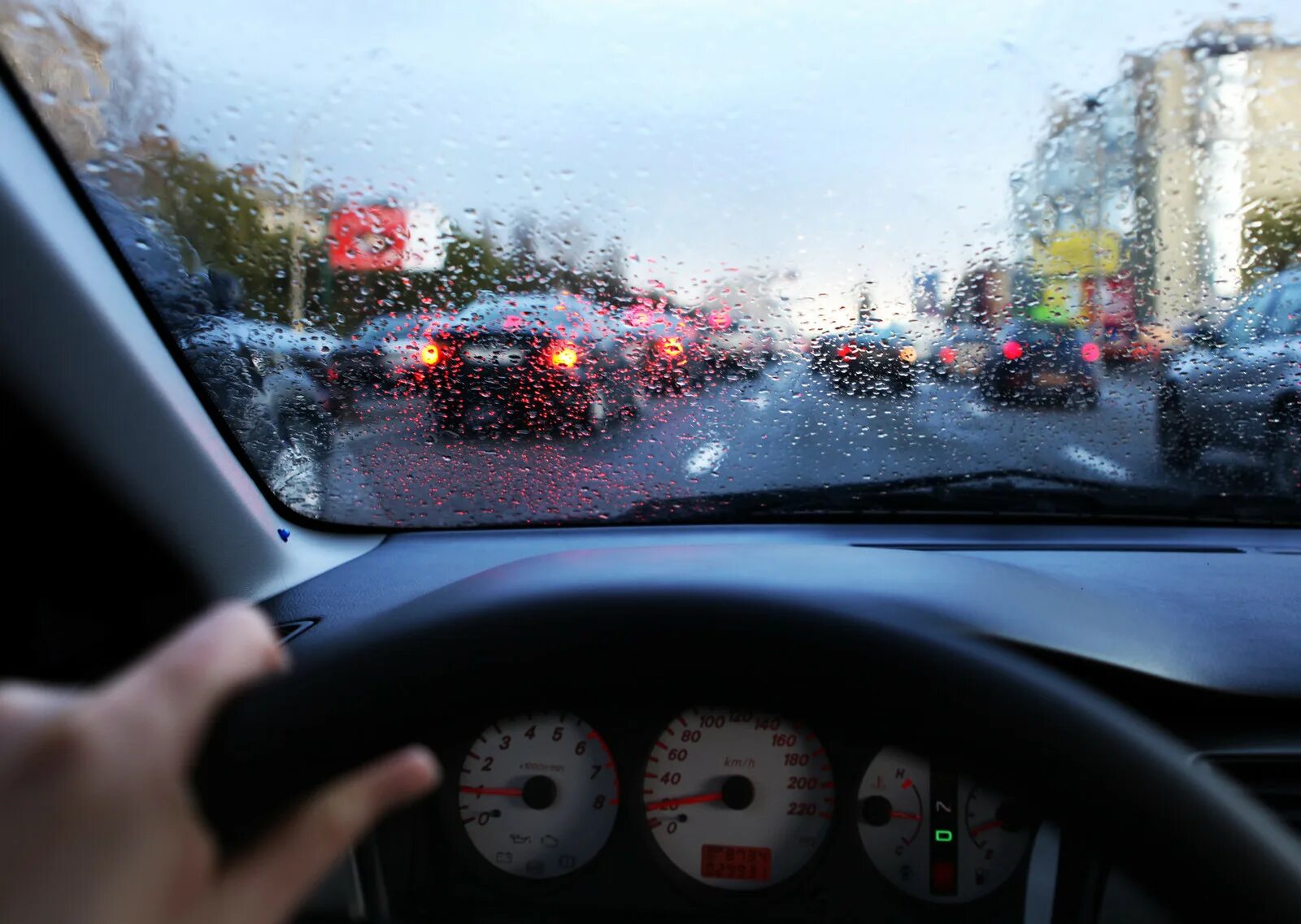 Машина запотевает в дождь. Вид из лобового стекла. Лобовое окно машины. Лобовое стекло машины изнутри. Вид из лобового стекла машины.