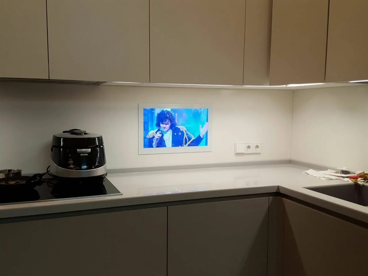 Телевизор на фартуке кухни. Встроенный телевизор в кухонный. Телевизор на кухонном фартуке. Встроенный телевизор в кухонный фартук.