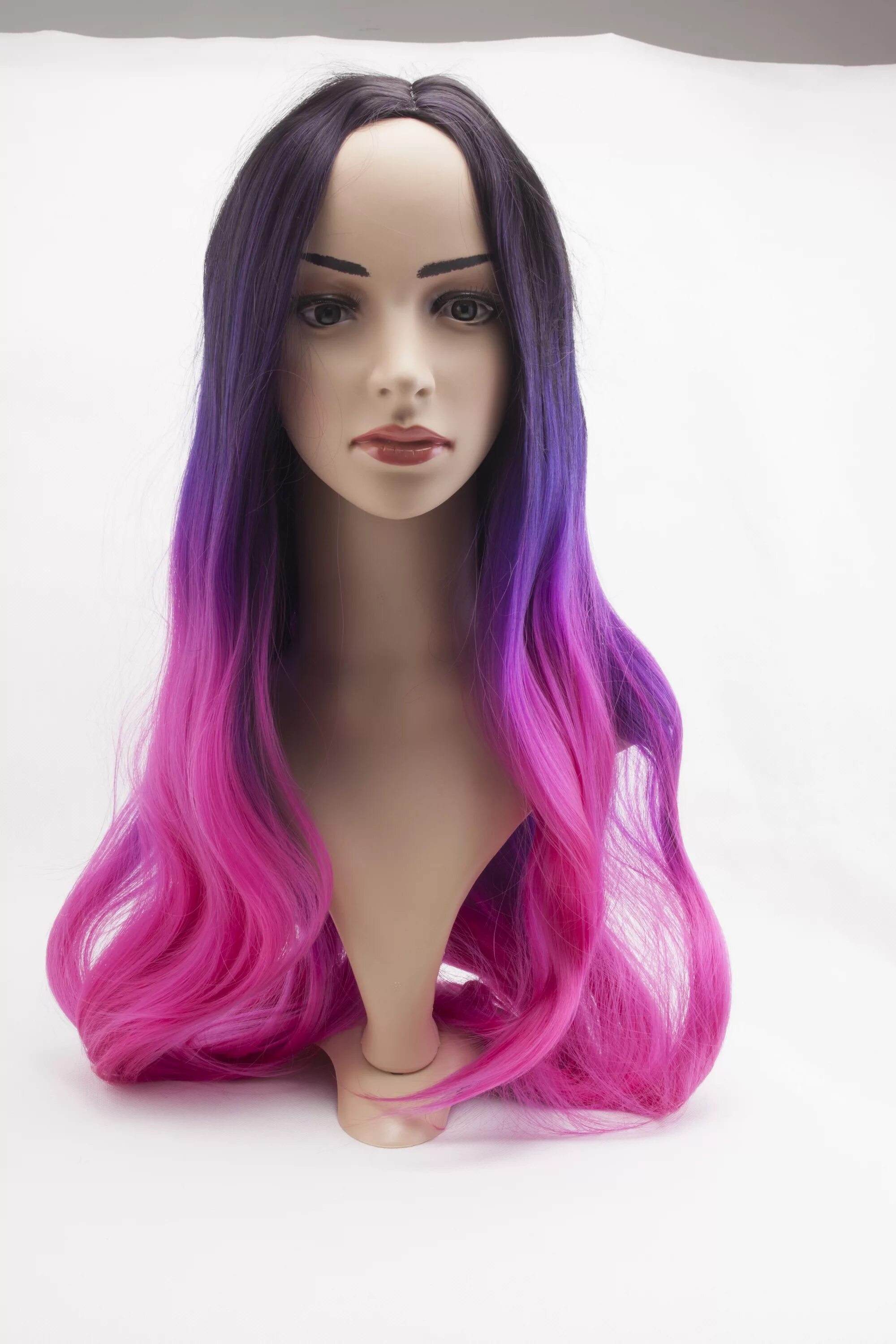 Искусственная модель. Искусственные волосы фиолетовый. Парики розовых и фиолетовый волос. Искусственные лиловые волосы. Манекен в розовом парике.
