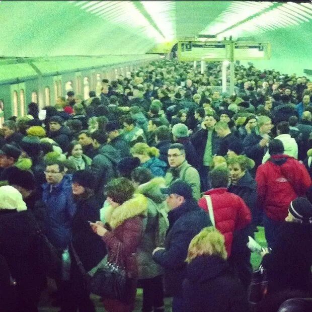 Сбой на серой. Сбой на серой ветке метро. толпа в метро. серой ветке. толпа на серпуховской.