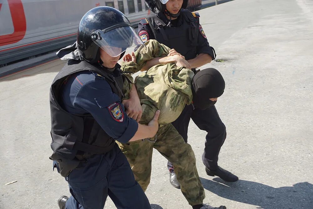 Освобождение заложников. Операция по освобождению заложников. Спецназ спасает заложников. Захват террористов спецназом. Захват видимо