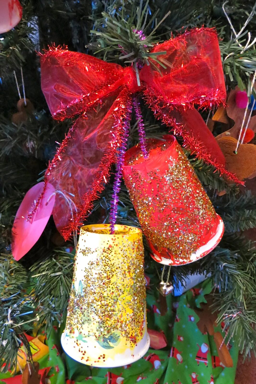 как сделать колокольчик на елку. колокольчик новогодний из цветочного горшка. ёлочные игрушки из стаканчиков колокольчики. как сделать колокольчик на елку. поделка колокольчик новогодний.