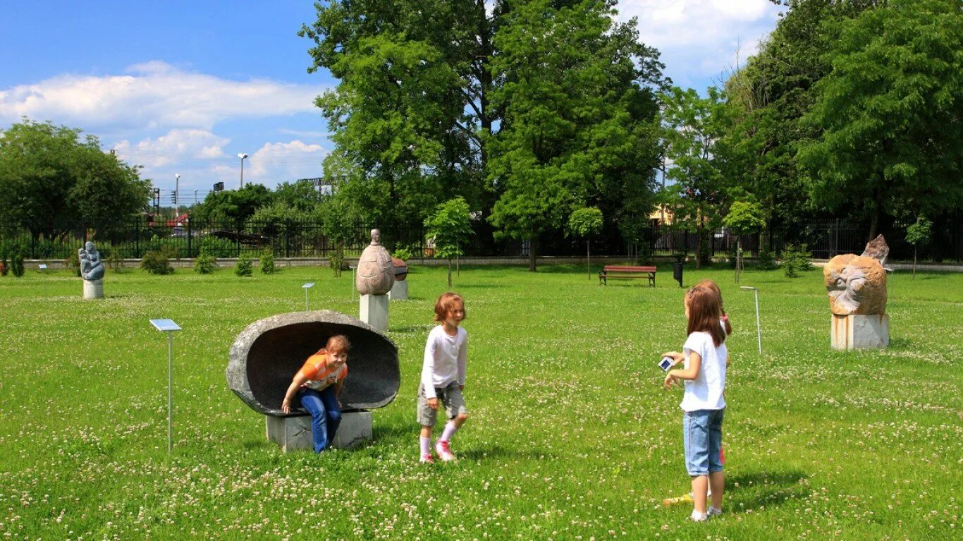 Child yard. Газон детский парк. Газон парк дети играют. Тихие детские игры. Детский парк мяч.