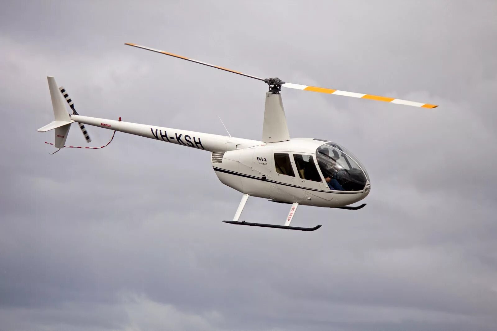 Вертолет робинсон р44. Вертолет robinson r44. Робинсон р 44. Вертолет робинсон r44. Вертолёт робинсон 44.